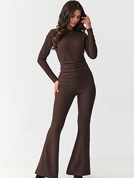 Complete Makadamia  Bet on a look that combines elegance and comfort! This unique women\'s set consists of a fitted blouse with long sleeves and high-waisted pa