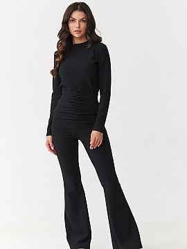 Complete Makadamia  Bet on a look that combines elegance and comfort! This unique women\'s set consists of a fitted blouse with long sleeves and high-waisted pa