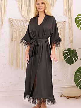 Bathrobe Kalimo  Long, majestic dressing gown made of flowing, silk-like satin. The uniqueness of the Diva dressing gown is emphasized by the feathers that a