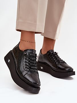 Half shoes Step in style  Women\'s shoes by the Artiker brand made of patent leather are a proposal that combines elegance with everyday comfort. The shiny finish giv