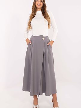 Skirt Rue Paris  This elegant midi skirt is the perfect combination of classic style and comfort, perfect for everyday wear, work, or more formal occasions. 