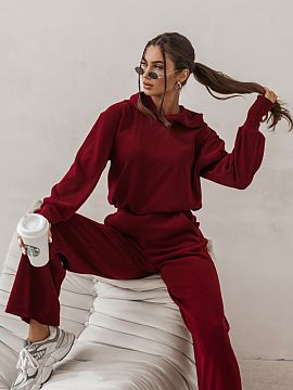 Complete LaBalancia  Discover the HOPE Bordo Set, the perfect choice for those who value style and comfort. Our elegant set consists of a sweatshirt and pants th