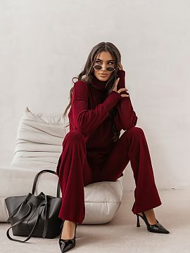 Complete LaBalancia  We present the PRIAH set in burgundy, perfect for women who value comfort and elegance in everyday life. This unique set combines fashionabl