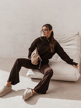 Complete LaBalancia  Discover the unique PRIAH set in brown, which combines modern design with comfort. This stylish set consists of an elegant hoodie and fitted