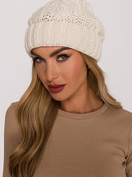 Hat Moe  A warm hat made of soft yarn with a thick, braided weave. The simple cut with a gentle looseness at the top gives the whole a casual, stylis