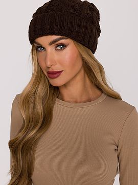 Hat Moe  Warm hat made of soft yarn with a thick, braided weave. The simple cut with a gentle looseness at the top gives the whole a casual, stylish 