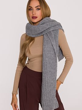 Sal Moe  A long, simple scarf made of soft yarn with a thick, ribbed weave. Wide and enveloping, it provides pleasant warmth and comfort on cold days