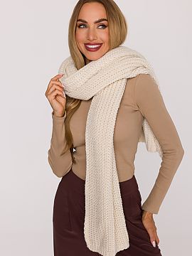 Sal Moe  A long, simple scarf made of soft yarn with a thick, ribbed weave. Wide and enveloping, it provides pleasant warmth and comfort on cold days