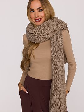 Sal Moe  A long, simple scarf made of soft yarn with a thick, ribbed weave. Wide and enveloping, it provides pleasant warmth and comfort on cold days