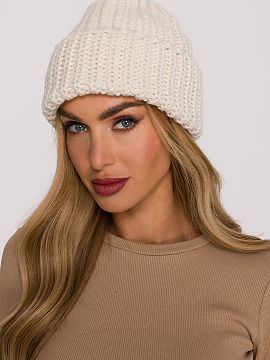 Hat Moe  A warm hat made of soft yarn with a thick, ribbed knit. It has a simple cut with a bit of looseness at the top, giving it a relaxed, modern 