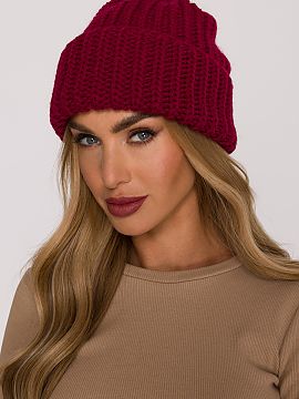 Hat Moe  Warm hat made of soft yarn with a thick, ribbed weave. It has a simple cut with a bit of looseness at the top, giving it a casual, modern lo