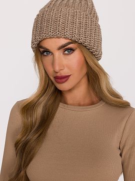 Hat Moe  A warm hat made of soft yarn with a thick, ribbed knit. It has a simple cut with a bit of looseness at the top, giving it a relaxed, modern 