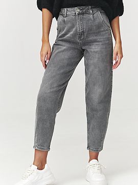 Jeans Makadamia  Choose timeless relaxation and comfort! Gray mom fit jeans with a high waist are a must-have for every woman who loves fashionable but comfo