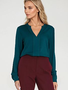 Bluzka Nife  Classic women\'s blouse with a regular cut, made of light and breathable viscose. The model has a V-neckline with a wide pleat, which visual