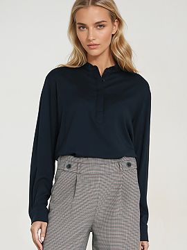 Bluzka Nife  Modern women\'s oversized blouse is a combination of freedom and elegance. Made of light and pleasant to the touch viscose, it provides comf