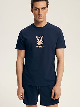 Pyjama Henderson  Comfortable women\'s pajamas with a loose fit, perfect for sleeping and relaxing at home. The t-shirt with short sleeves, a round neckline, 