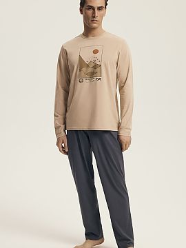 Pyjama Henderson  Comfortable men\'s pajamas with a loose, comfortable cut, perfect for sleeping and relaxing at home. The long-sleeved shirt with a round nec