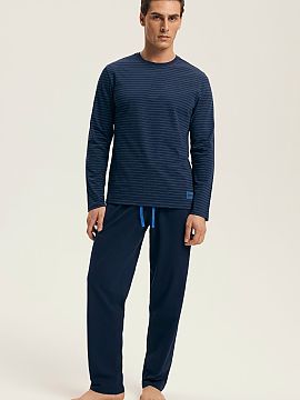 Pyjama Henderson  Comfortable men\'s pajamas with a loose fit, perfect for sleep and relaxation at home. The long-sleeved shirt with a round neckline, in a fa