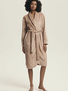 Bathrobe Henderson  An elegant women\'s dressing gown made of shiny knit fabric, which gives the whole outfit a subtle and feminine character. The model has a c