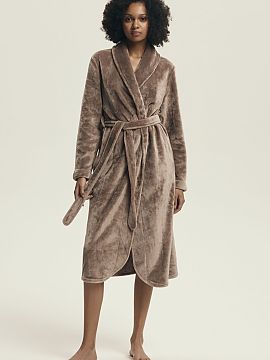 Bathrobe Henderson  Stylish women\'s dressing gown made of shiny fabric, which gives the whole subtle and feminine character. A model with a comfortable cut wit