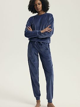 Complete Henderson  Comfortable tracksuit set with a loose, comfortable cut, perfect for everyday wear as well as homewear. The long-sleeved sweatshirt finished