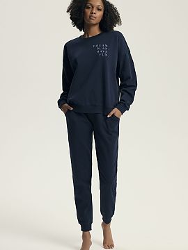 Pyjama Henderson  Stylish and comfortable women\'s pajamas with a loose, comfortable cut, perfect for sleeping and as homewear. The blouse with long sleeves, 