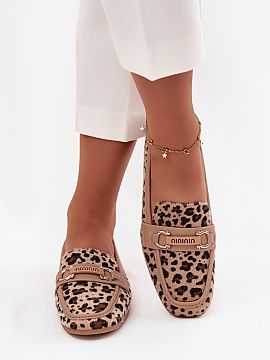 Mocassin Step in style  Women\'s loafers are an elegant and versatile option, perfect for everyday wear. Set on a flat heel, they provide comfort and stability whil