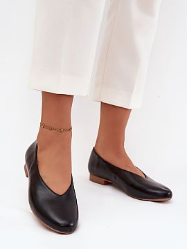 Balerinki Step in style  Women\'s ballet flats made of eco-leather are a timeless proposition that combines comfort with elegance. Set on a flat heel, they provide a