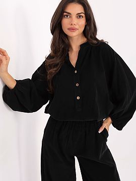 Bluzka Italy Moda  Stylish shirt blouse in a casual version, perfect for everyday wear. Made of light and pleasant to the touch polyester, it ensures comfort t