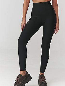 Long leggings Makadamia  Choose comfort and style with our women\'s leggings with a trendy, ribbed structure. Made of elastic, body-hugging material, they accentuate