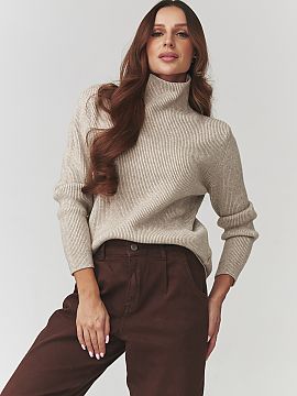 golf Makadamia  Choose classic elegance and comfort! This women\'s sweater with a turtleneck is a must-have in every autumn-winter wardrobe. Made of soft, r