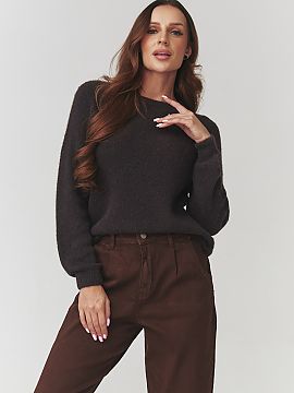 sweter Makadamia  Stylish women\'s sweater with a round neckline is the perfect choice for women who appreciate the combination of simplicity, comfort, and el
