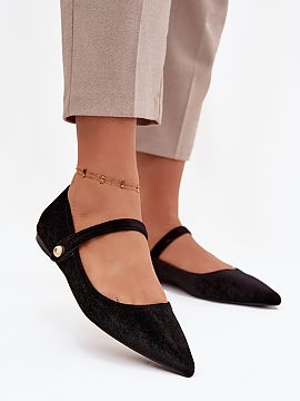 Balerinki Step in style  Velvet ballet flats for women are an elegant proposal that combines comfort with a fashionable look. The model stands out with pointed toes 