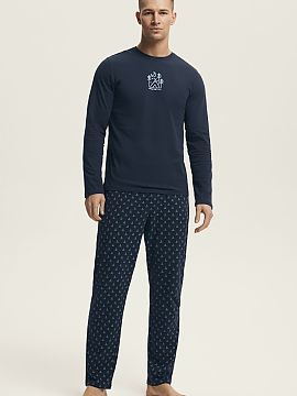 Pyjama Henderson  Men\'s pajamas with a classic cut, combining comfort with modern style. The set consists of a t-shirt with a round neckline and a print on t
