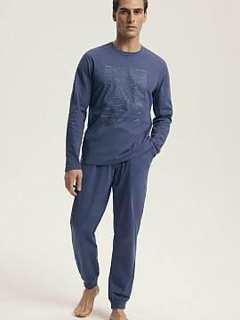 Pyjama Henderson  Men\'s pajamas with a loose, comfortable cut, created with comfort and freedom of movement in mind. The set consists of a long-sleeved shirt