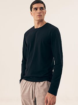 Set Henderson  Men\'s basic undershirt in a practical 2-pack set. A classic model with long sleeves and a round neckline, made of smooth, soft fabric that 