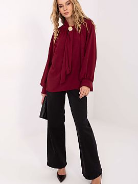 Bluzka Italy Moda  An elegant women\'s blouse of standard length, made of high-quality viscose, which ensures comfort and beautifully lays on the silhouette. T