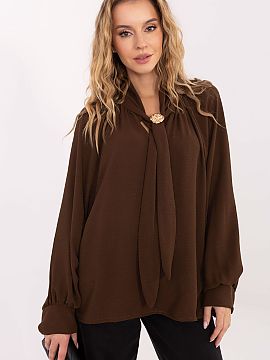 Bluzka Italy Moda  Elegant women\'s blouse of standard length, made of high-quality viscose, which ensures comfort and beautifully shapes the silhouette. The s