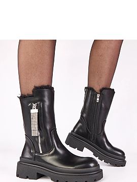 Botki Solea  Stylish ankle boots made of high-quality eco-leather, combining a classic cut with eye-catching details. The model stands out with decorativ