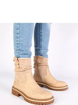 Botki Solea  Get ready for colder days with our beige boots lined with pleated shaft Lovisa. These stylish flat boots are the perfect solution for those 