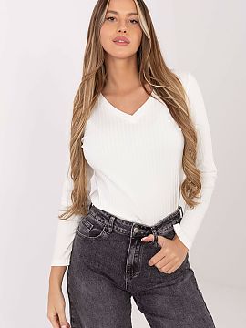 Bluzka Rue Paris  Universal women\'s blouse with a casual character, perfect for both everyday wear and work. Made of pleasant to the touch cotton with a touc