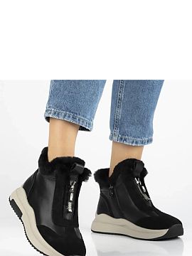 Platform boots Solea  Discover unique black platform ankle boots made of natural leather with fur lining from the Filippo brand, a perfect combination of elegance