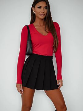 Bluzka LaBalancia  Introducing the NOEL blouse in an elegant shade of red, a perfect choice for women who appreciate both style and comfort. This versatile blo