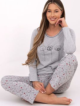 Pyjama Forever Pink  Comfortable and stylish women\'s pajamas made of soft, breathable cotton, perfect for everyday relaxation. The set includes a long-sleeved b