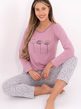 Pyjama Forever Pink  Comfortable and stylish women\'s pajamas made of soft, breathable cotton, perfect for everyday relaxation. The set includes a long-sleeved t