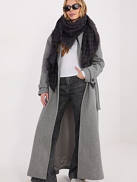 Sal AT  Scarf made of high-quality blend of viscose and wool delights with a pleasant to the touch structure and elegant finish. Its geometric, domi