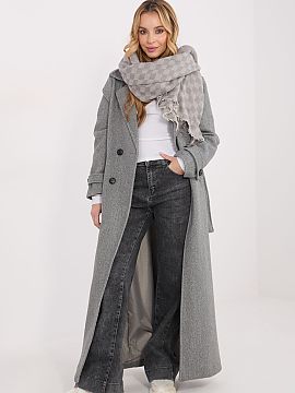 Sal AT  Scarf made of high-quality blend of viscose and wool delights with a pleasant to the touch structure and elegant finish. Its geometric, domi