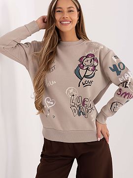 Sweatshirt Sublevel  This casual women\'s blouse is the perfect choice for everyday occasions, combining comfort with a fashionable look. The model stands out wi