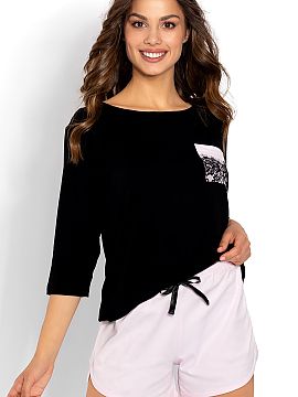 Pyjama Momenti Per Me  Women\'s pajamas consisting of a blouse and short shorts. Blouse with 3/4 sleeves, a pocket on the front. Shorts with a loose, comfortable c