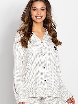 Pyjama Momenti Per Me  Women\'s pajamas consisting of a shirt and short shorts. The shirt is buttoned with long sleeves, with a pocket on the front. Shorts of loos